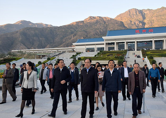 全國、省市政協(xié)委員體驗蘭渝鐵路、視察階州廣場