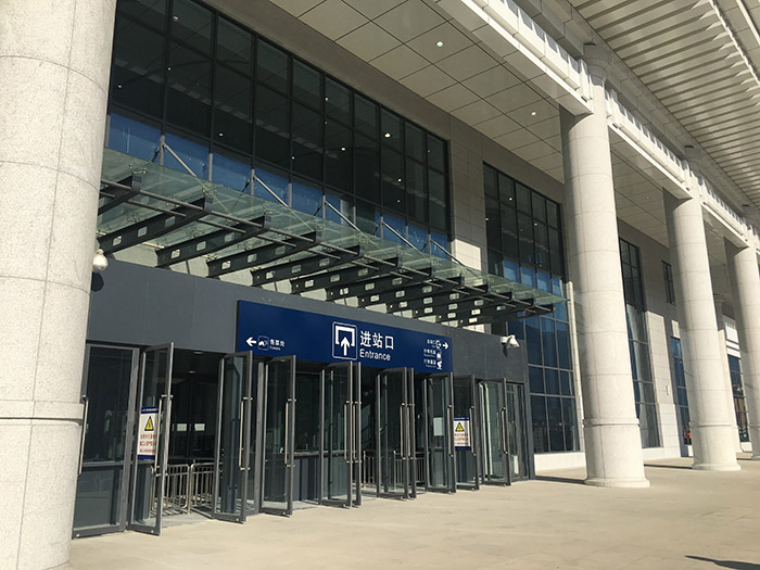 全國、省市政協(xié)委員體驗蘭渝鐵路、視察階州廣場