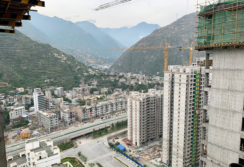 匠心傾注、喜封金頂——龍江?雙子座商住小區(qū)主體順利封頂