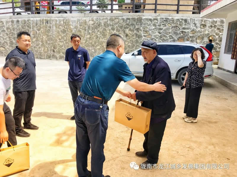“感黨恩、憶黨史”，--市龍江城鄉(xiāng)發(fā)展集團公司開展慶祝建黨99周年主題黨日活動